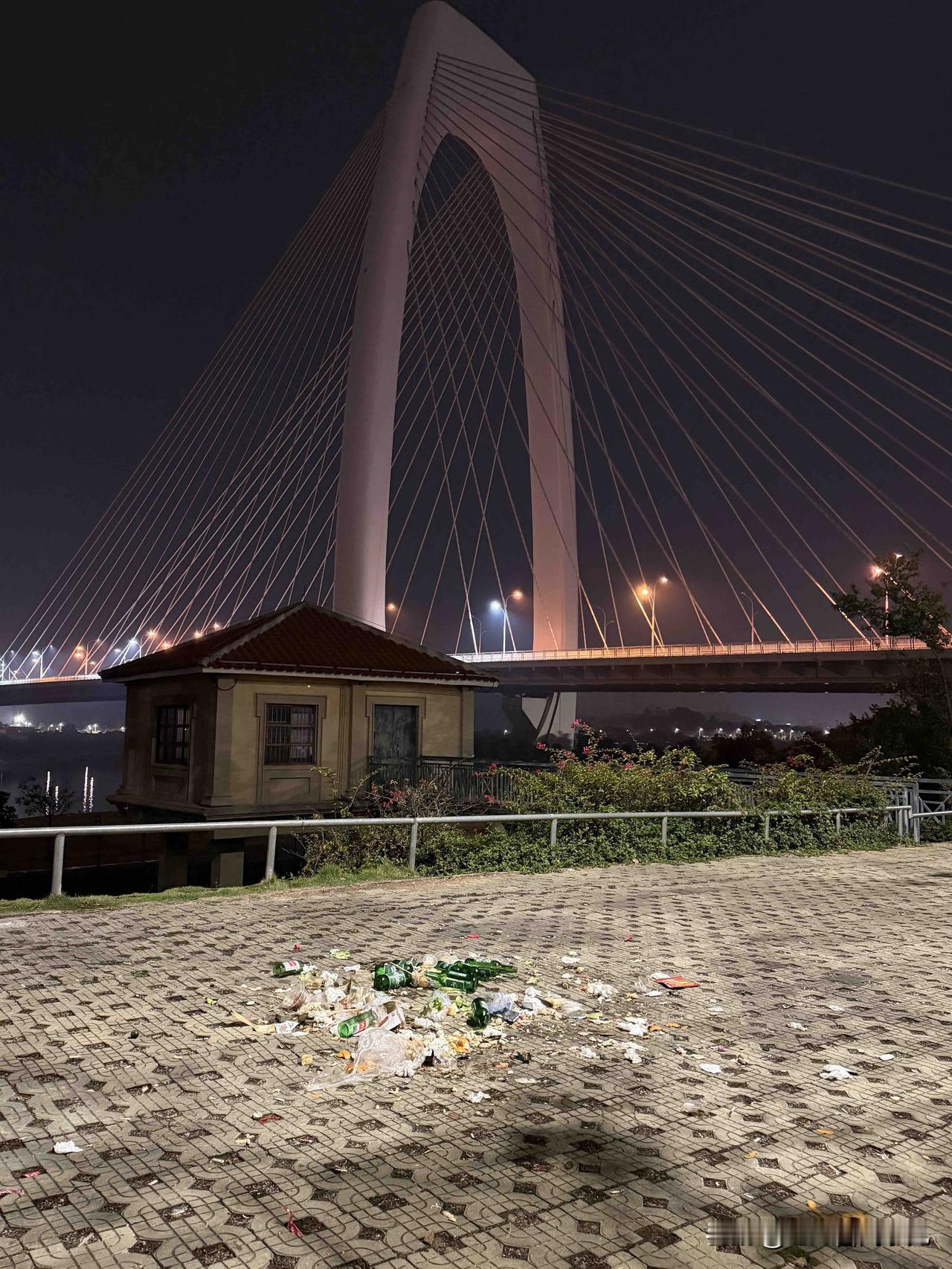 在邕江边烧烤爽完了，就顺手把垃圾收拾干净再走不行吗？明明走几步就有大垃圾桶，偏要