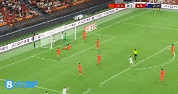 0-2落后，这粒丢球极具警示意义。新西兰凭借连续撞墙的小范围配合，用简洁的一脚传