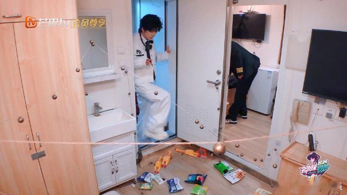 对方紧急撤回一个文韬  的撤回操作， 名侦探学院 的同学们都羡慕不已，这技能简直