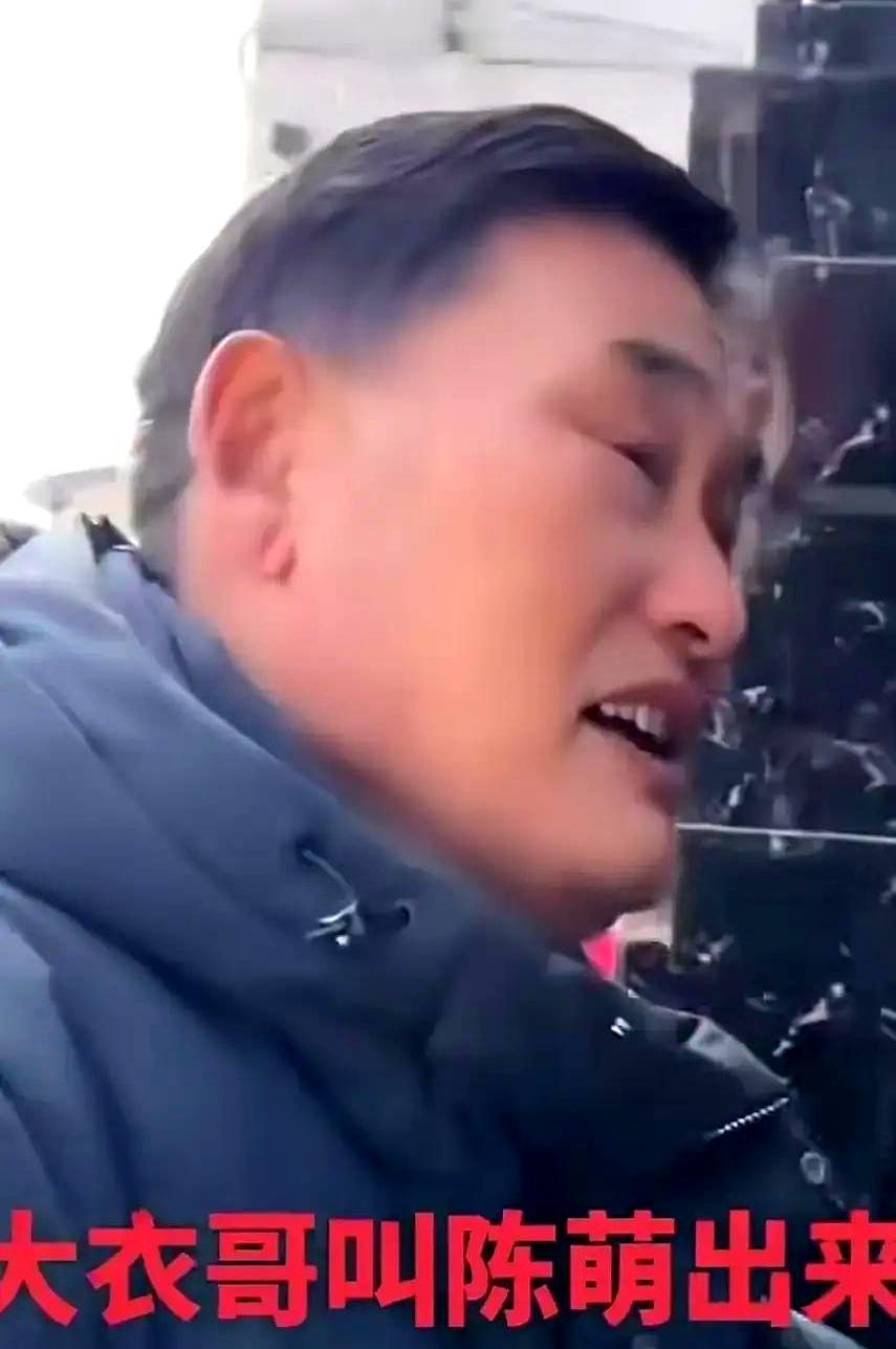 60岁爷爷买玩具先问儿媳
 
朱之文拎着一人高的遥控车进门，先喊陈萌。屋里太小，