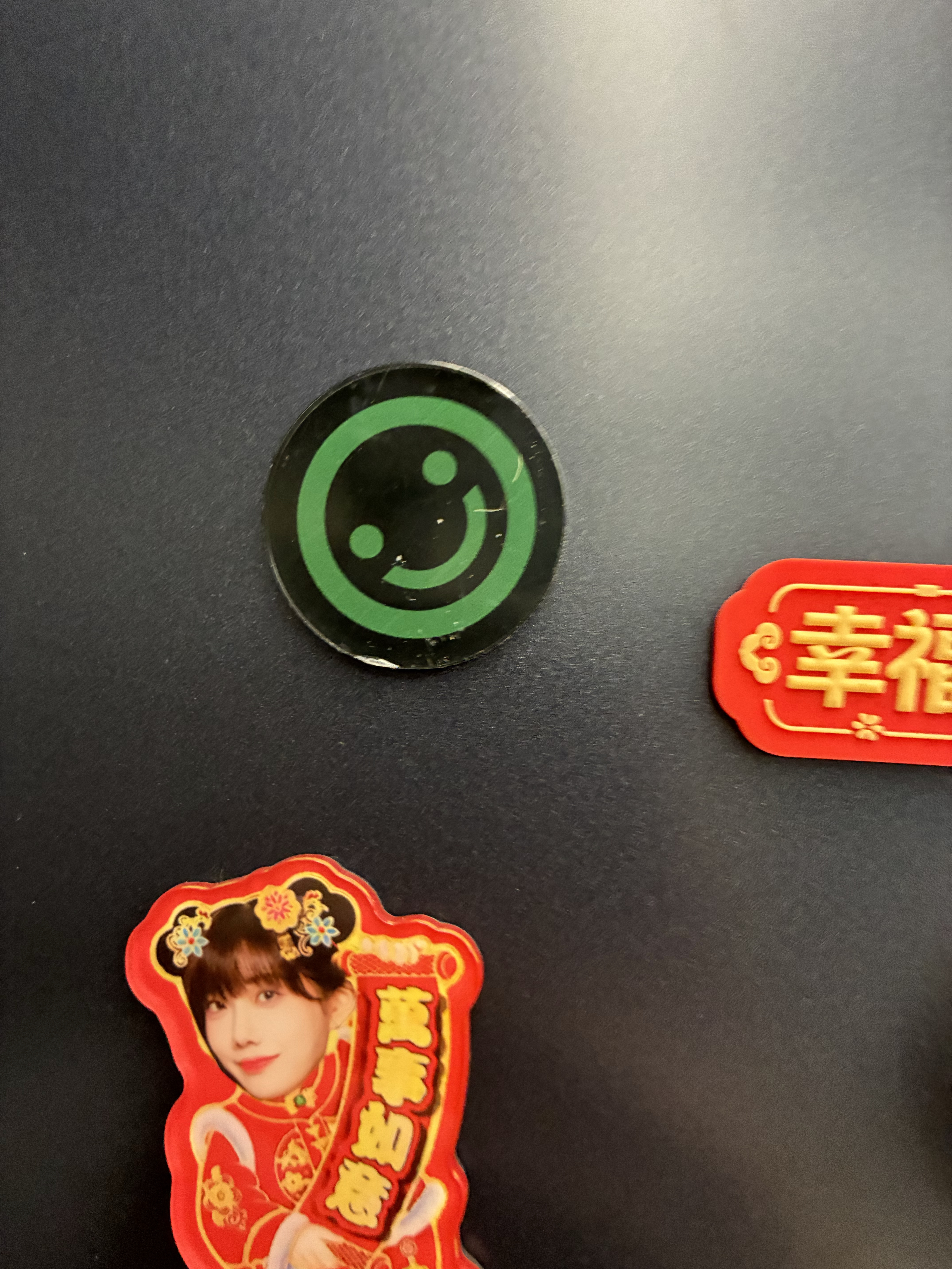 怎么还把自己贴冰箱上 好萌吧 