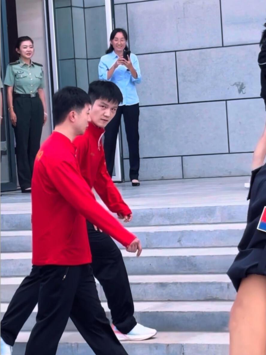 超级德人夫感，东哥和龙队，两个人好年轻，长大的小孩子，小胖好有感觉！
这么看东哥