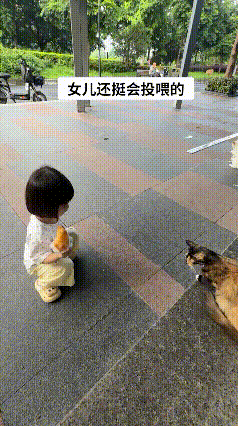 这一幕真的太真实、太可爱了！完美诠释小孩子最纯粹的善良！
 
小姑娘手里攥着两根