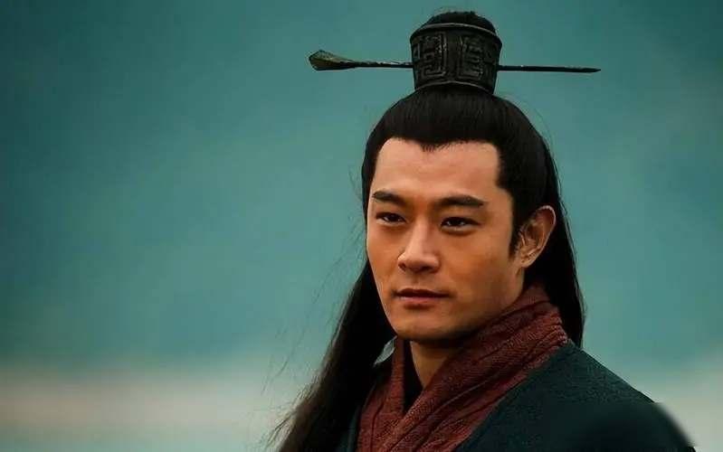 一个36岁英年早逝的谋士，让曹操痛哭流涕，直言"不至于如此"！另一个35岁英雄凋