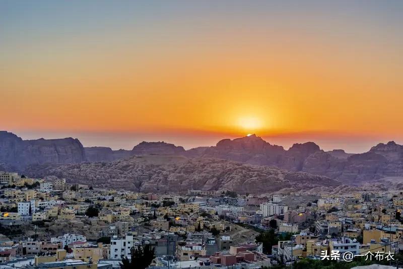 大A已经给中东乱局，“买单”三天了。
机构跑，怕开会的时候大起大落，影响大局。