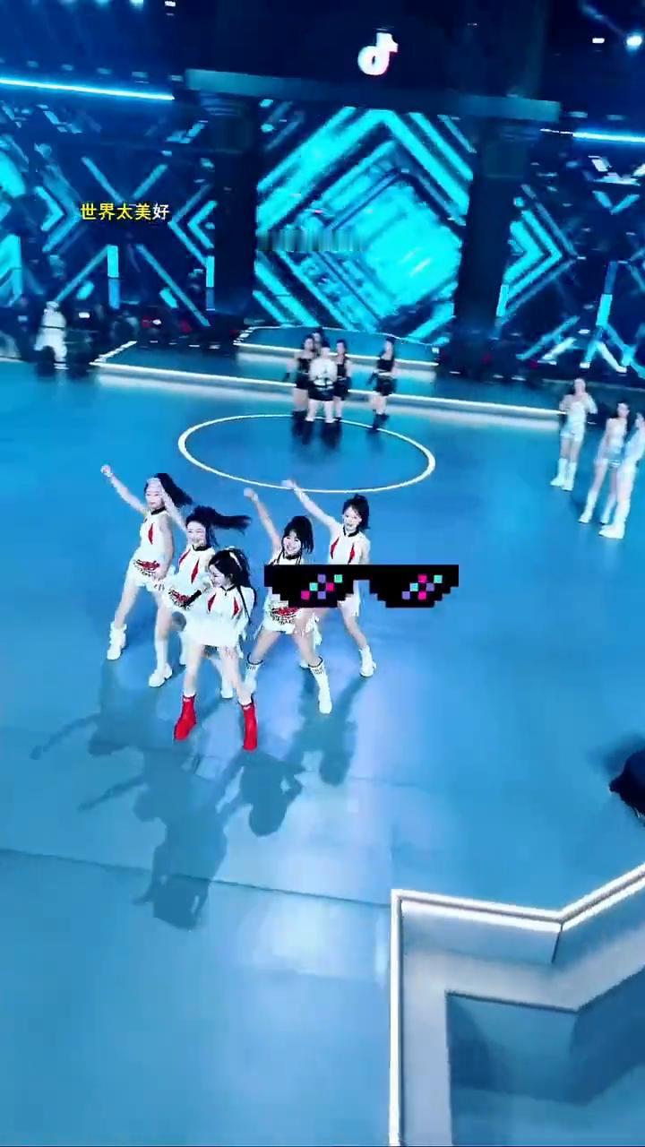 咚吧咚吧啦，你是谁我是谁，今夜谁是谁，你意意我原意，愿意就可以，欢据唱舞照跳，世