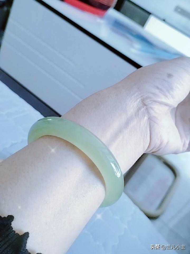 今天我发现一个问题，就是我的玉镯子怎么颜色有点暗，难道是我有毛病了吗？

那天和