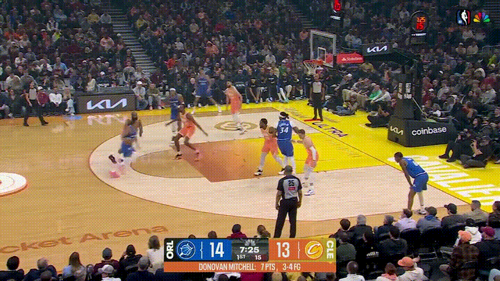 骑士超级巨星哈登真是太让人惊喜了！在今天骑士主场迎战魔术的比赛中，当时比赛进行到