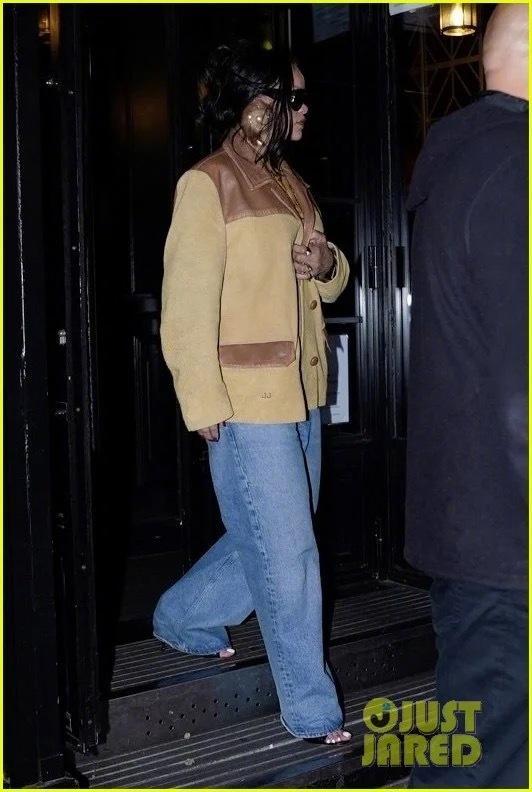 现身巴黎婴儿用品店购物的蕾哈娜，企业家身穿的是Miu Miu 麂皮夹克！因为“产