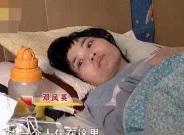 34岁云南女子瘫痪在床，无父无母，相恋12年的男友，每天给她做饭洗澡，对她不离不