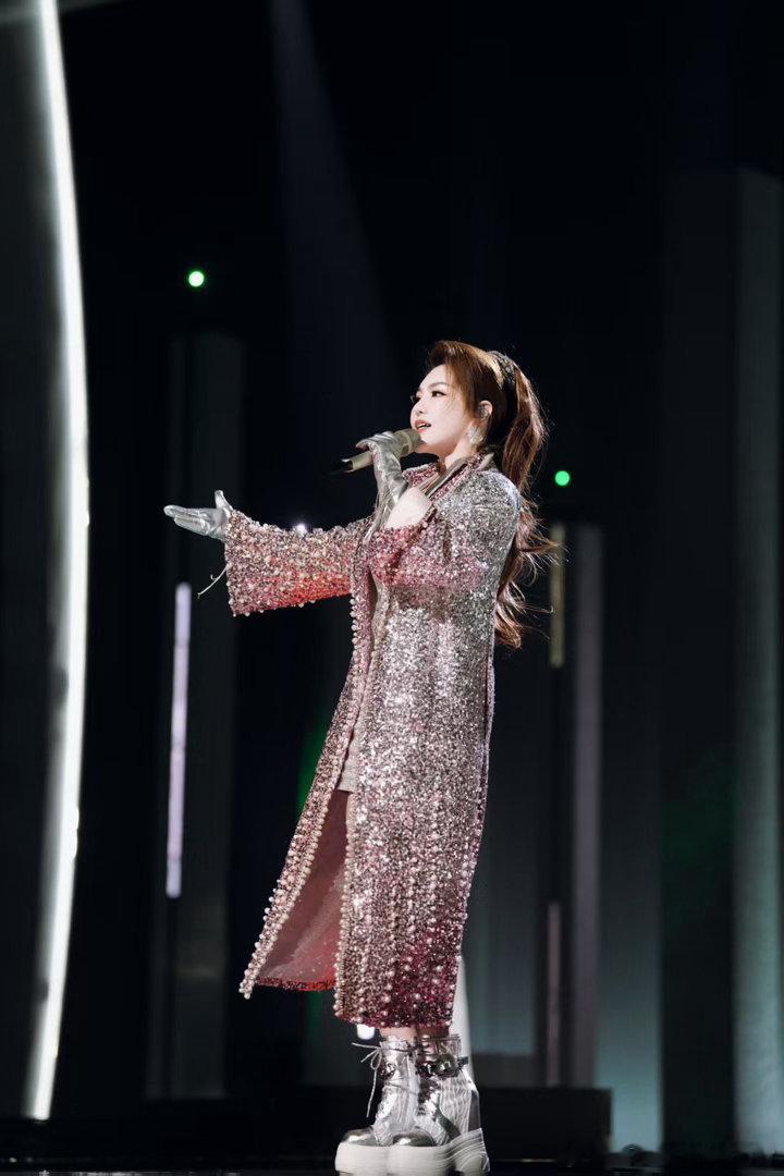 乌兰图雅炸裂乘风2026一公现场浪姐直播乌兰图雅一公舞台直接炸场！嗓音高亢又有力