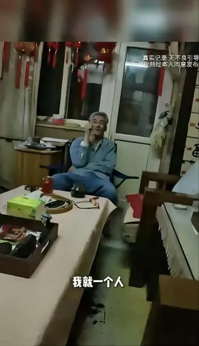 这位老人是谢云，是“延安五老”之一谢觉哉和王定国夫妇的儿子，也是以一位军人。
 