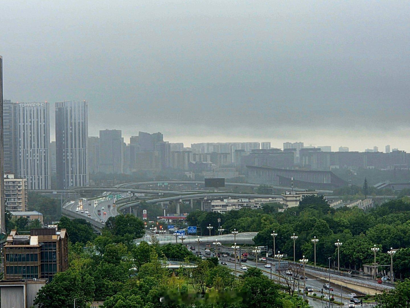 早上好,新的一天成都天气早上好！成都今日天气：白天阵雨，夜间中雨，气温22~28