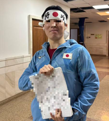 原来这家伙是个铁杆精日分子，小道消息说他之前还去过两次靖国公厕，看这造型，哪有一