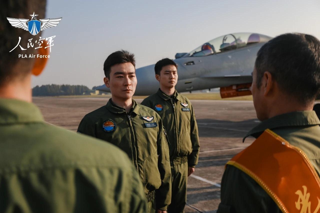 钱江机场的老飞要停飞了，要告别蓝天了，部队的老豹子也要退出现役，由新的歼-16替
