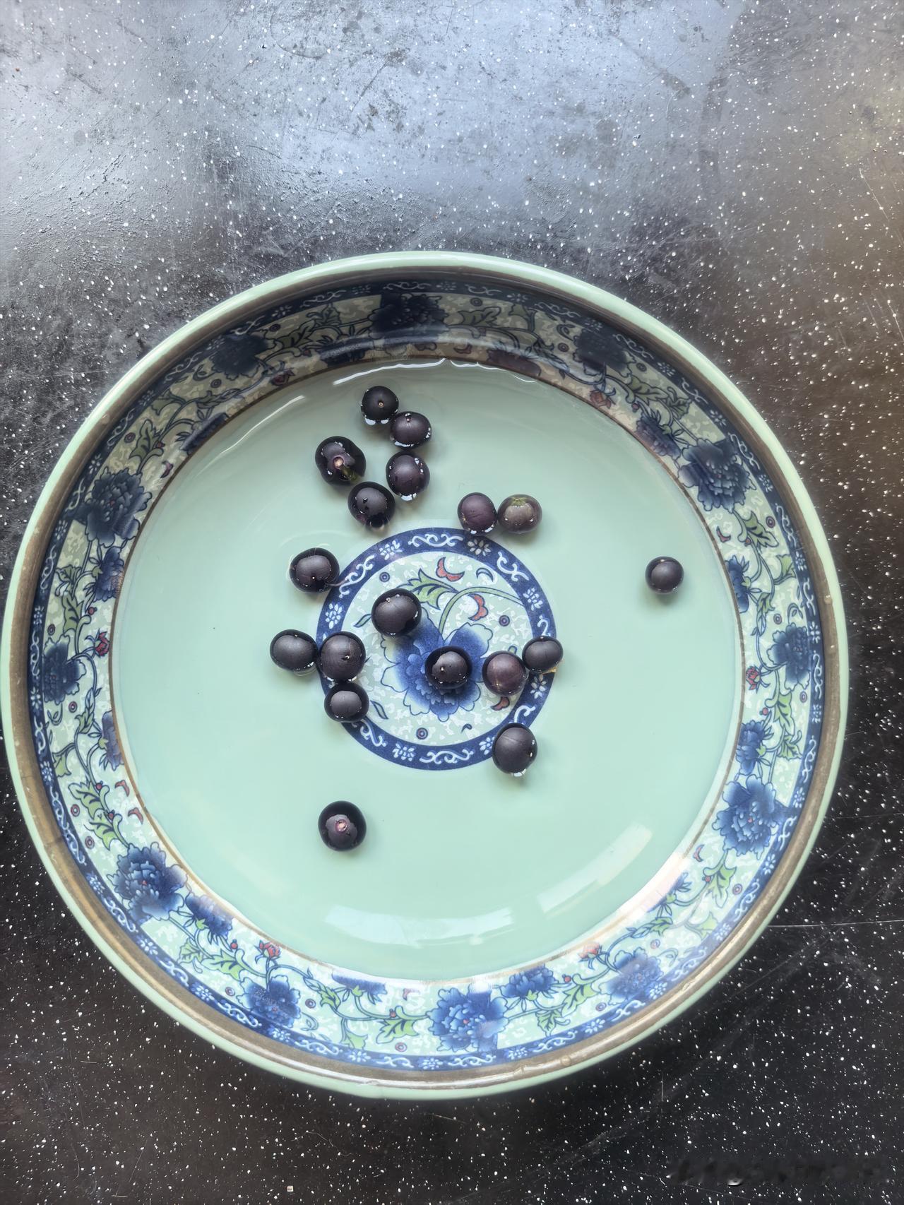 阳台花坛突然长出一珠龙葵，小时候家里穷，根本吃不到水果。那时候看到野地里都是这种