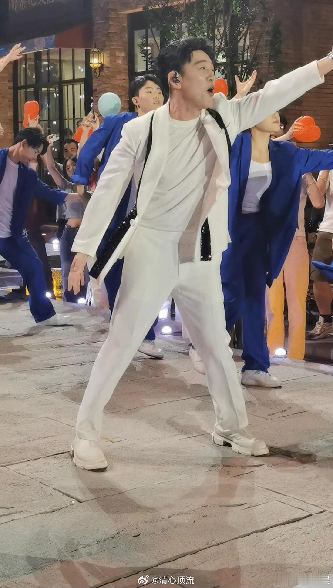 王耀庆又跳魔性舞蹈了王耀庆的舞蹈总能带来惊喜，这次的TRA LA LA魔性十足。