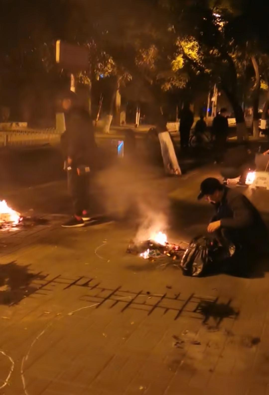 公共场所焚烧祭奠，破坏环境，就是缺德的行为。焚烧祭祀本身就是愚昧落后的古代迷信。