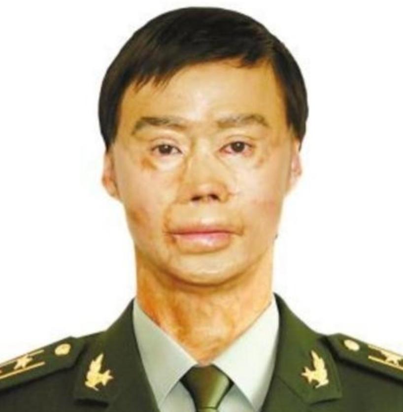 1995 年，一名解放军战士在乘车回部队的途中，劝司机不要停下加油，但司机执意停