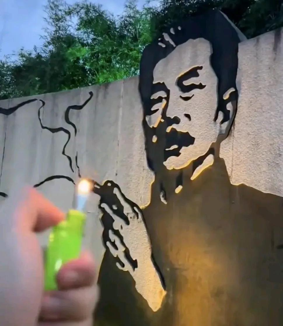 “不会因为一个人的投诉而盲目更换”。

鲁迅先生生前绝对想不到，他死后几十年，竟