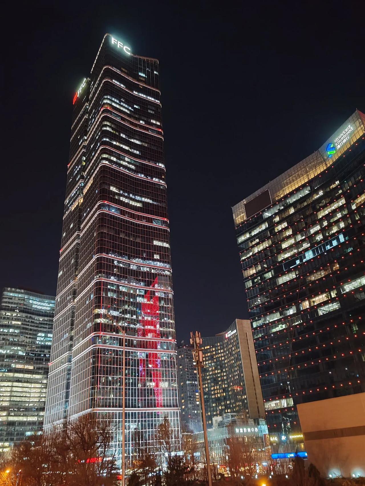 一片繁华景色迎2025年。