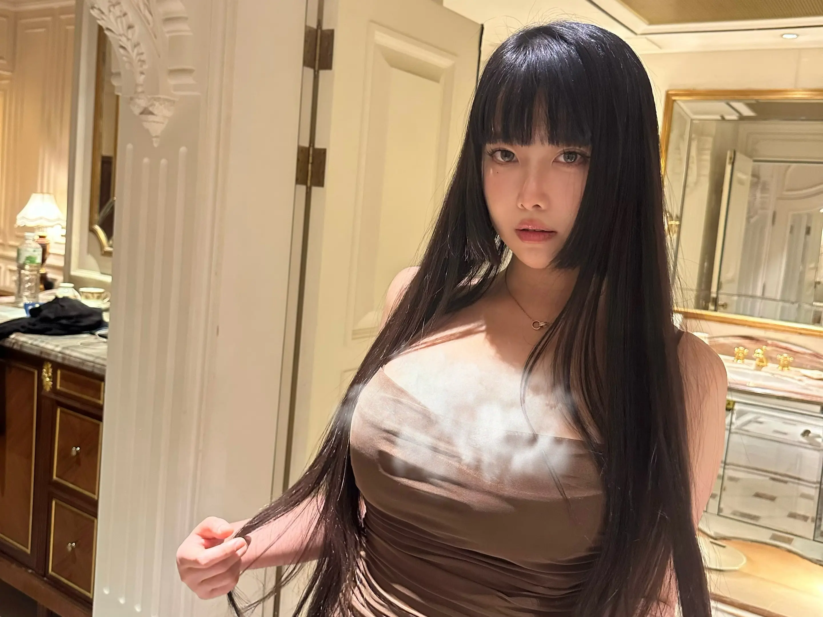 “弱者慕强”，慕的是世界的表象，试图通过攀附与模仿来借取他人的光环，给...