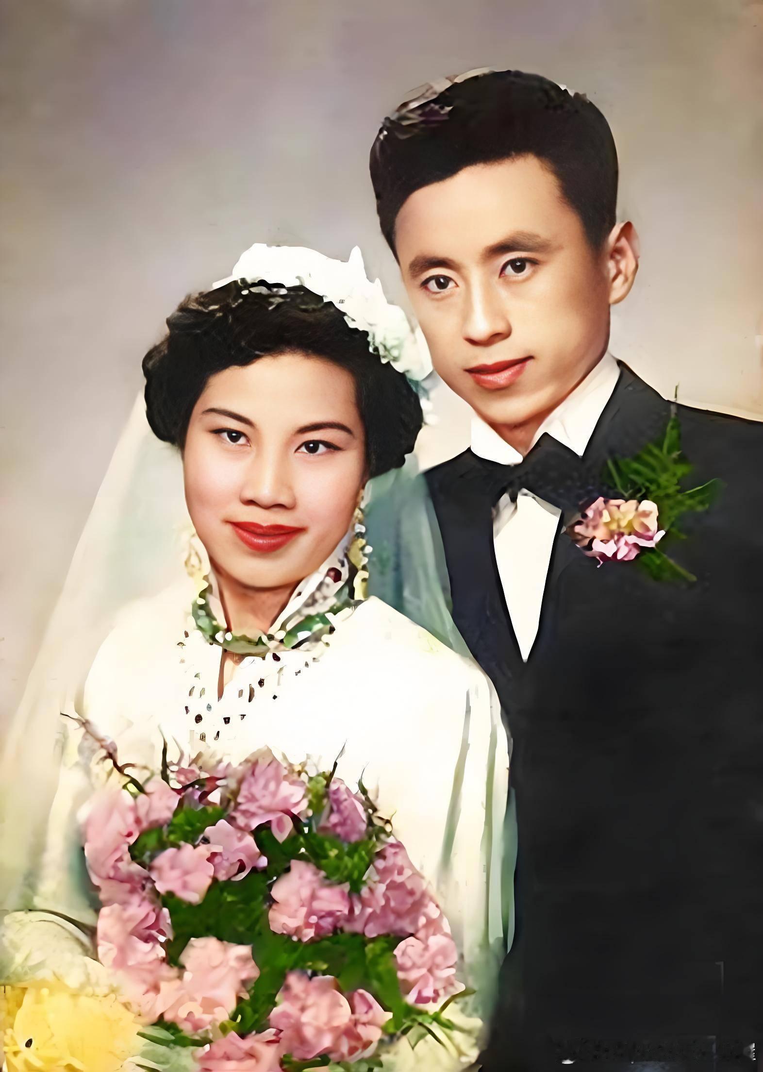 1954年5月9日俞则人和徐玉兰结婚照