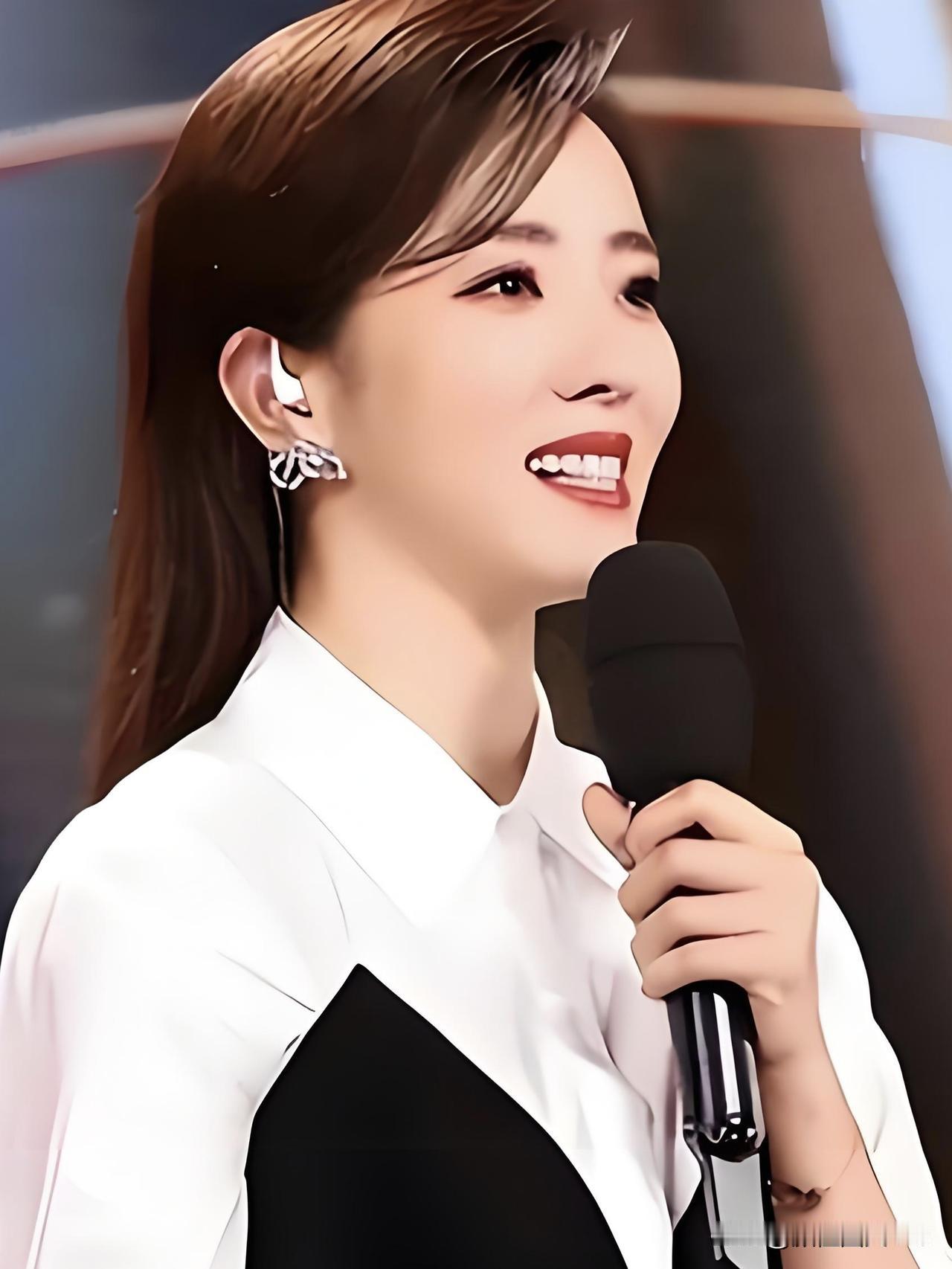 李思思：央视舞台上的优雅绽放，从北大才女到春晚常青树，她以知性温婉诠释东方之美，