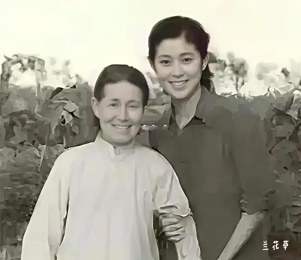 年轻时的倪萍和母亲倪道香。
光看长相，母女俩还真挺像的，所谓母子连心，一点也不假