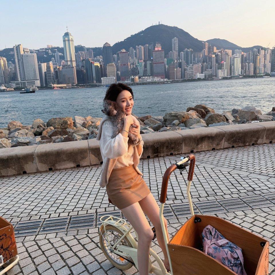 思慕社字母    “我们曾像两颗靠得很近的星星，以为共享同一片夜空就是永远。后来