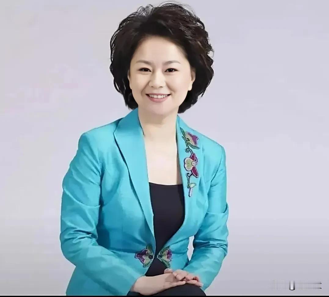 全网都在热议鞠萍姐退休的事儿。今年6月1日，陪伴了我们42年的鞠萍姐正式告别主持