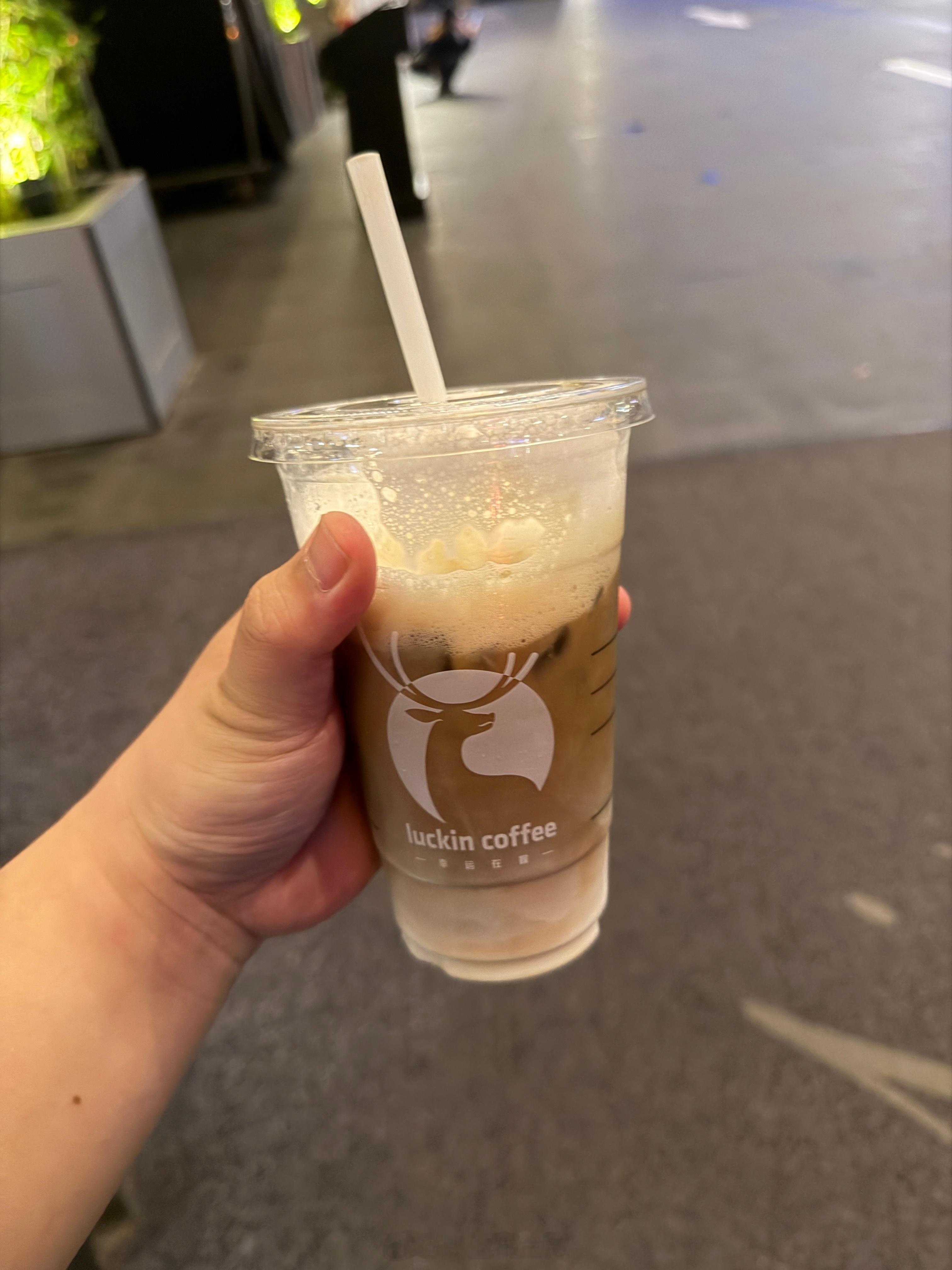 瑞幸超大杯拿铁喝完了杯子还在凯宾斯基拿铁19自带杯减5块钱给你按照杯子尺寸加满太