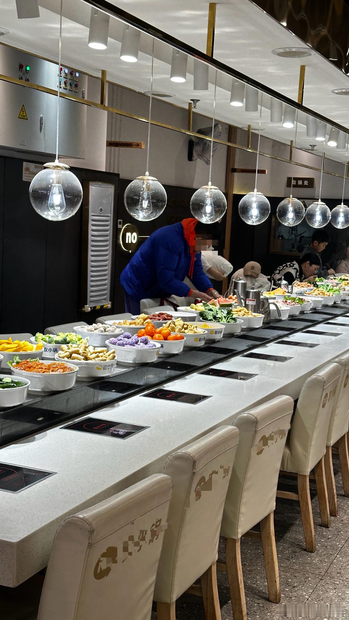 这是......回转火锅？[吃惊]还是......全村口水精华大餐？[允悲]  
