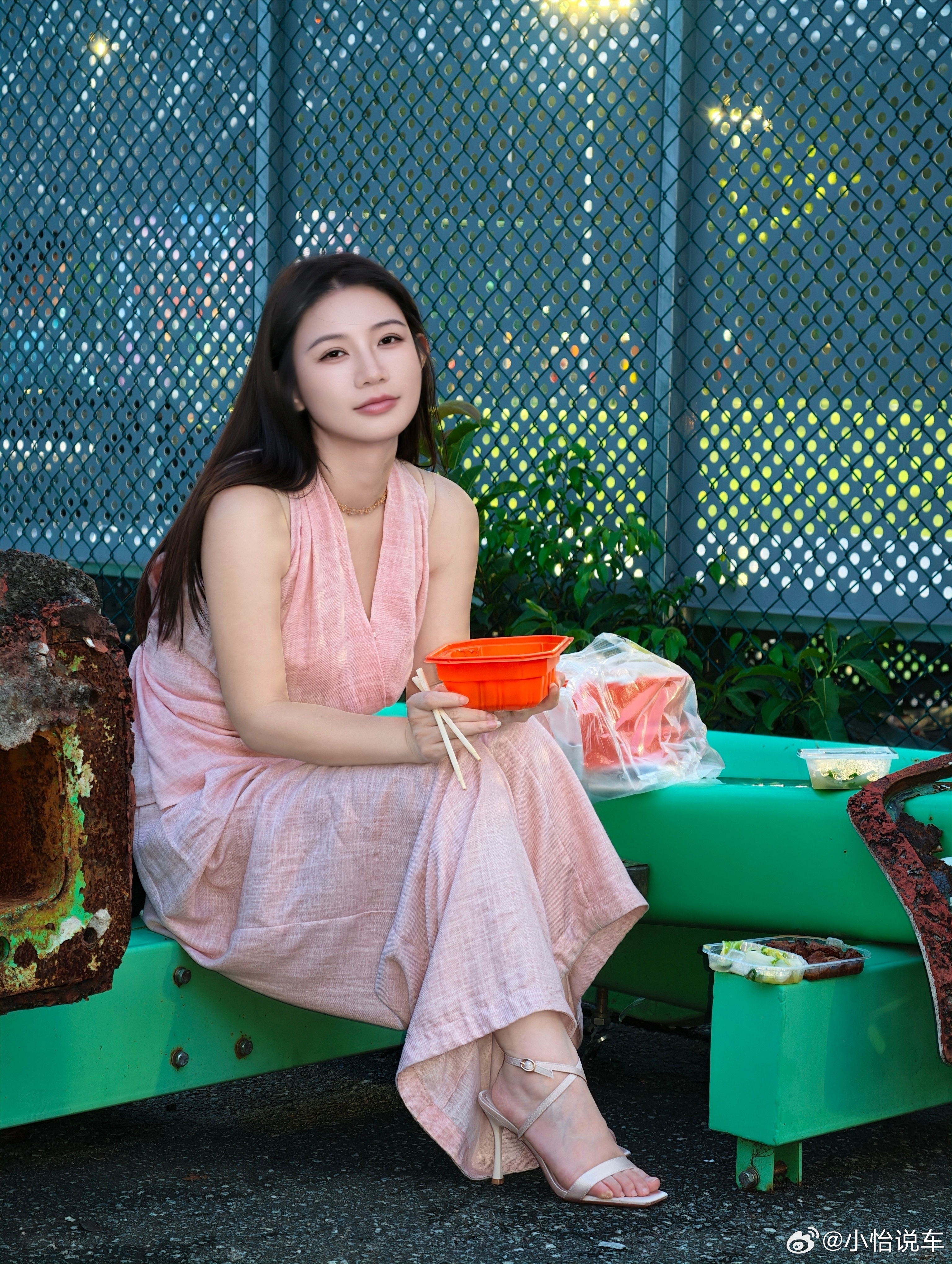 拍摄结束啦随便在场地里坐一下扒拉口饭吃 深圳·深圳湾体育中心-体育场