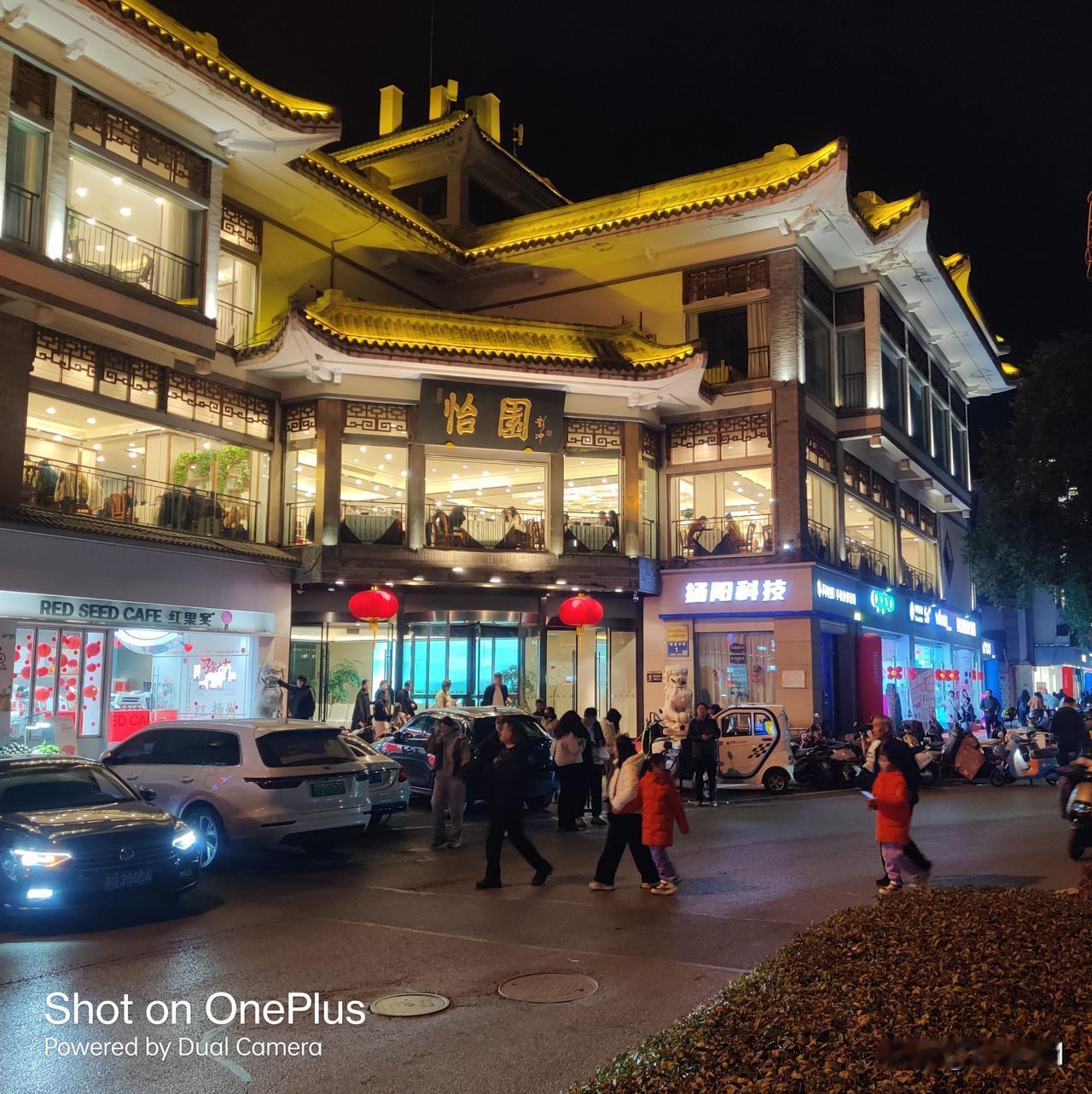 四望亭路，曾经的美食一条街，吸引了无数外地游客在此品尝美食，遗憾的是笔者从四望亭