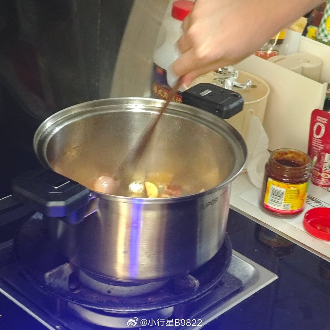 海哥的小厨房 他:你别走远，帮我一起嘛所以他还有助手我:没有我，你可怎么办呐他: