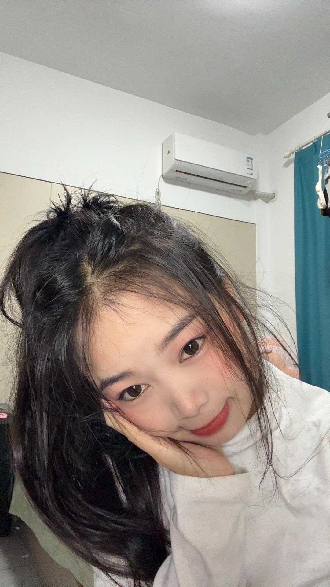 活泼开朗，敢说敢做，其实每个人都有难的一面，只是我把最好的一面给了外人。