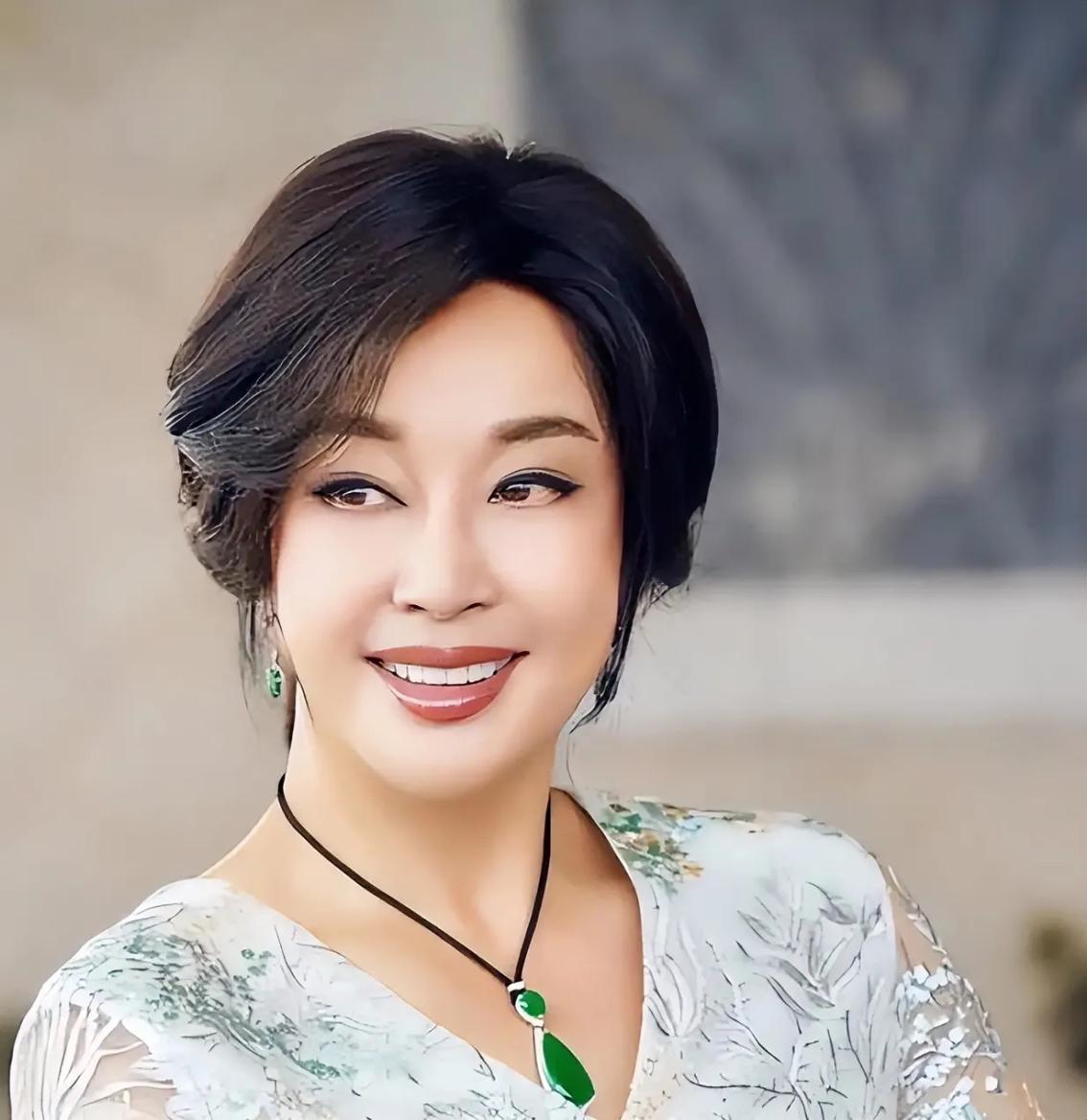 真是不查不知道，一查吓一跳！
原以为刘晓庆身家过亿，在北京住着豪宅，75岁还在拍