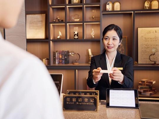 我一个朋友从四星酒店跳到五星，工资竟然降了。

她干了几年前台，原本以为进了五星