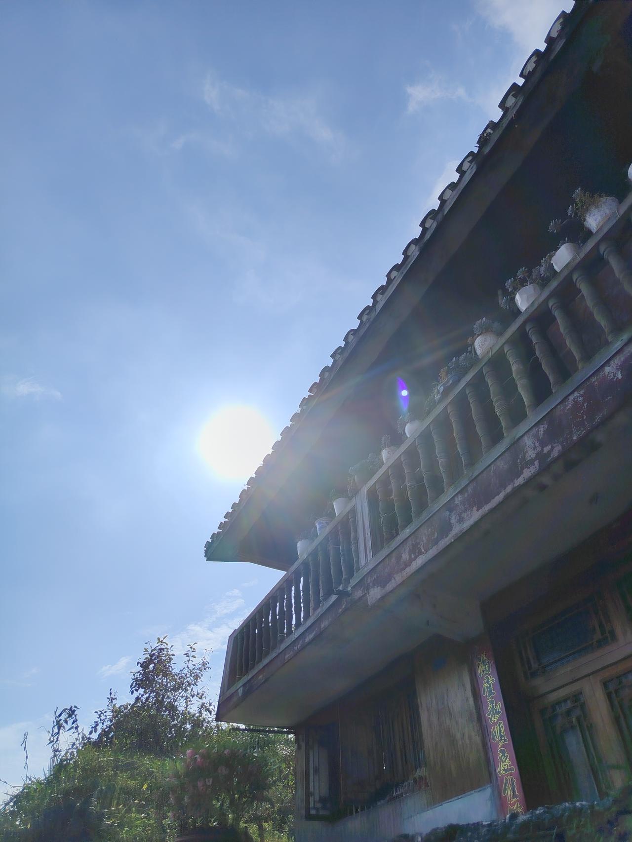 《微光引路》

青年夜行迷途，见远方微光，便奋力奔赴。途中荆棘绊足，他心生退意。