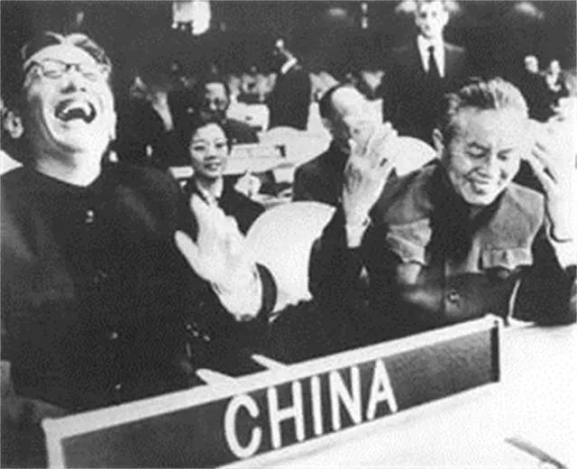 被毛主席评价“一文顶两坦克师”，在联合国大会放声大笑，乔冠华到底有多强？

19