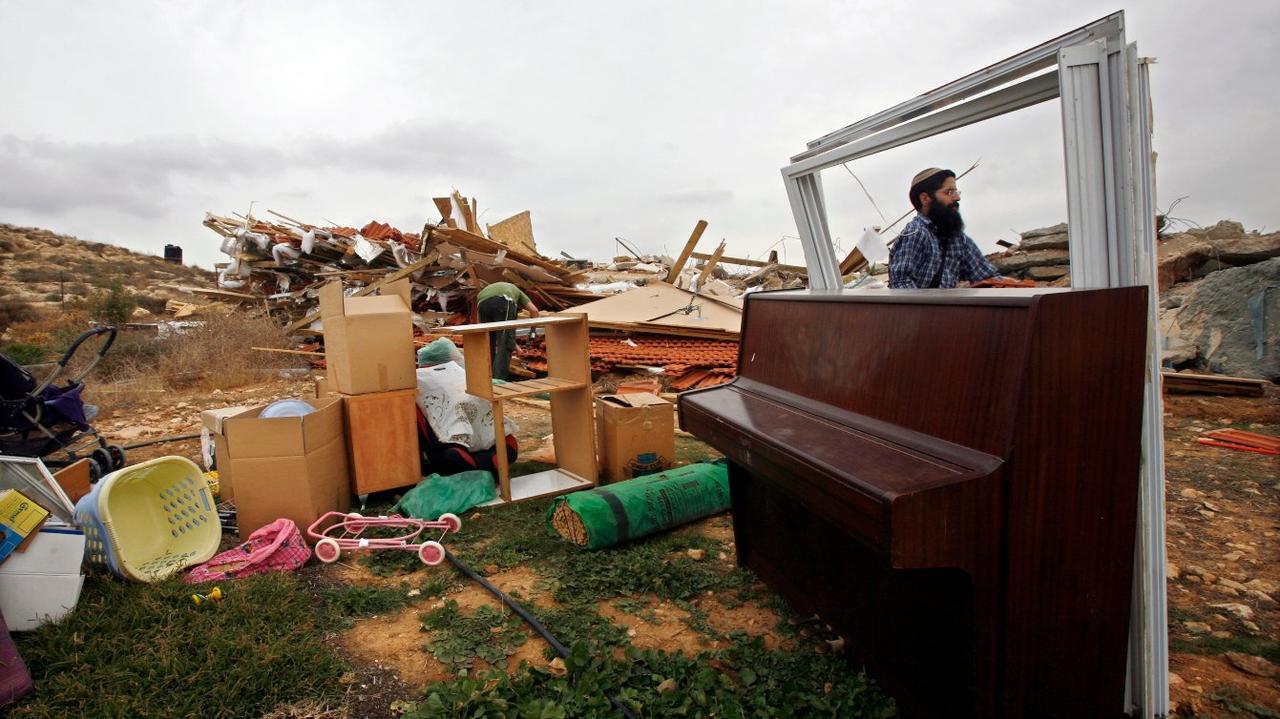 以色列军方证实，当地时间周六，一名携带刀具的男子在被占领的约旦河西岸的定居点内戈