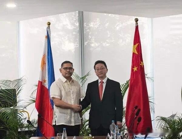 6月底中菲马尼拉会谈上，菲方老老实实完整复述一中条款，明确台湾是中国领土，还承诺