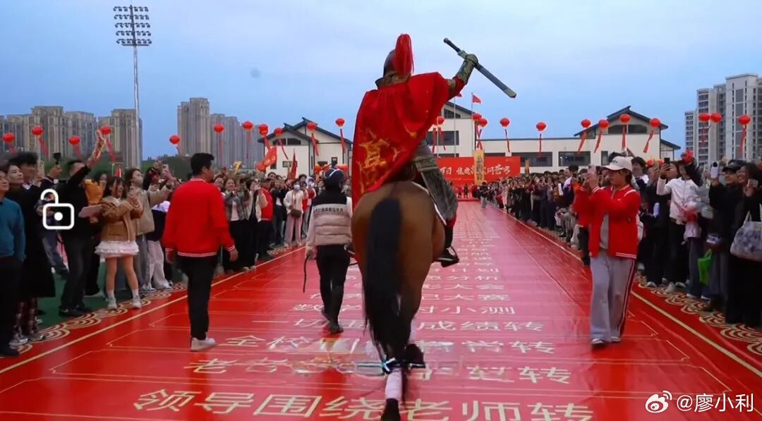 福建一高中百日誓师校长横刀立马看到这一场景，不得不感叹这校长真会玩。别的学校搞誓