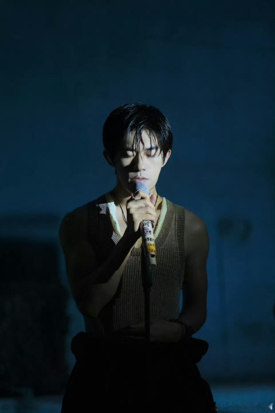 易烊千玺身材 ，儿童身材有什么好吹的[衰][哼]都不想说闫安都比他强多了 