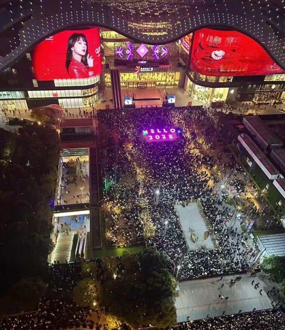 杨紫  APM给全球代言人杨紫在深圳欢乐海岸铺的超大地广，排面超足，APM是我最