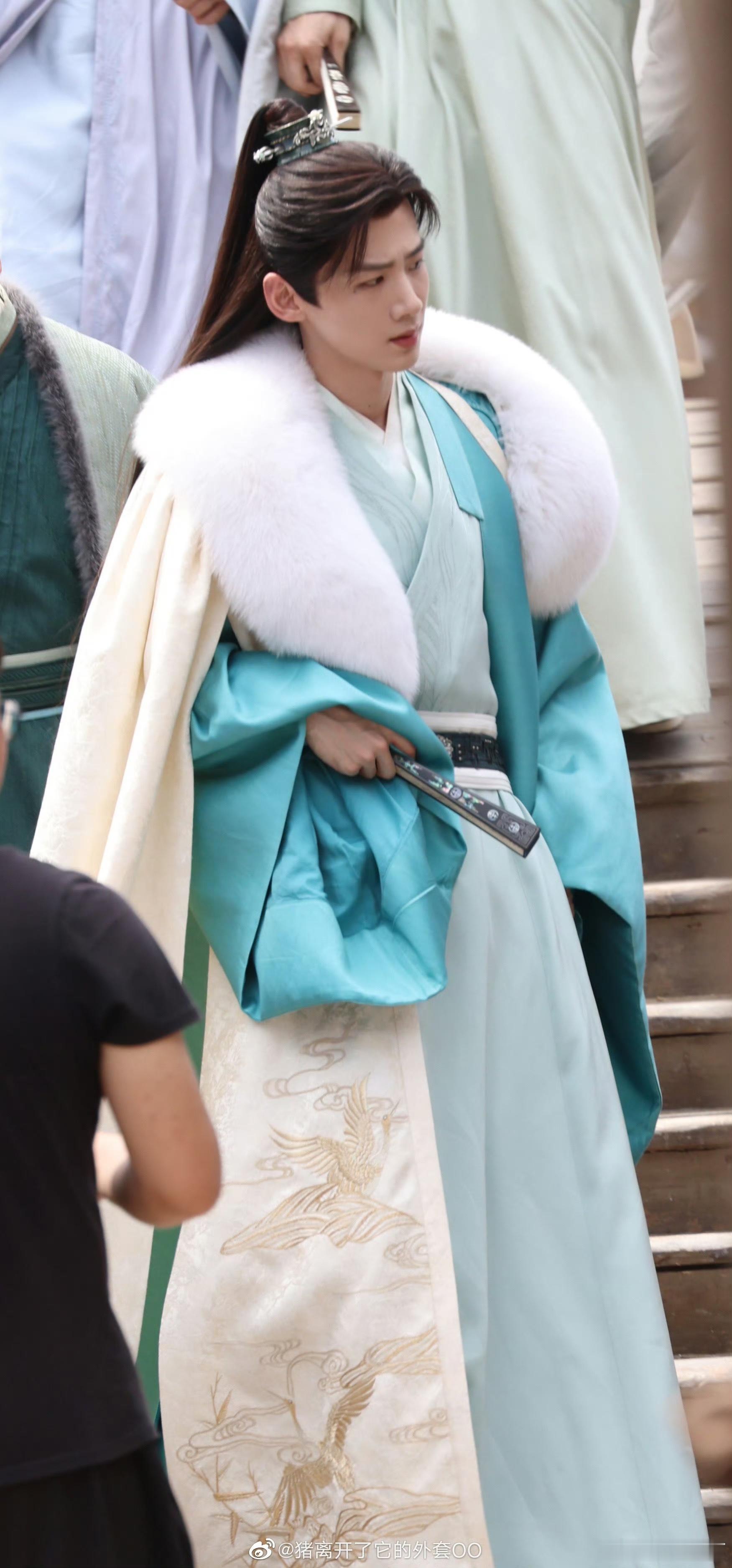 古装，民国，这种棉麻布料肌理明显的就很提升质感，反面案例是长风渡的廉价光面布料，