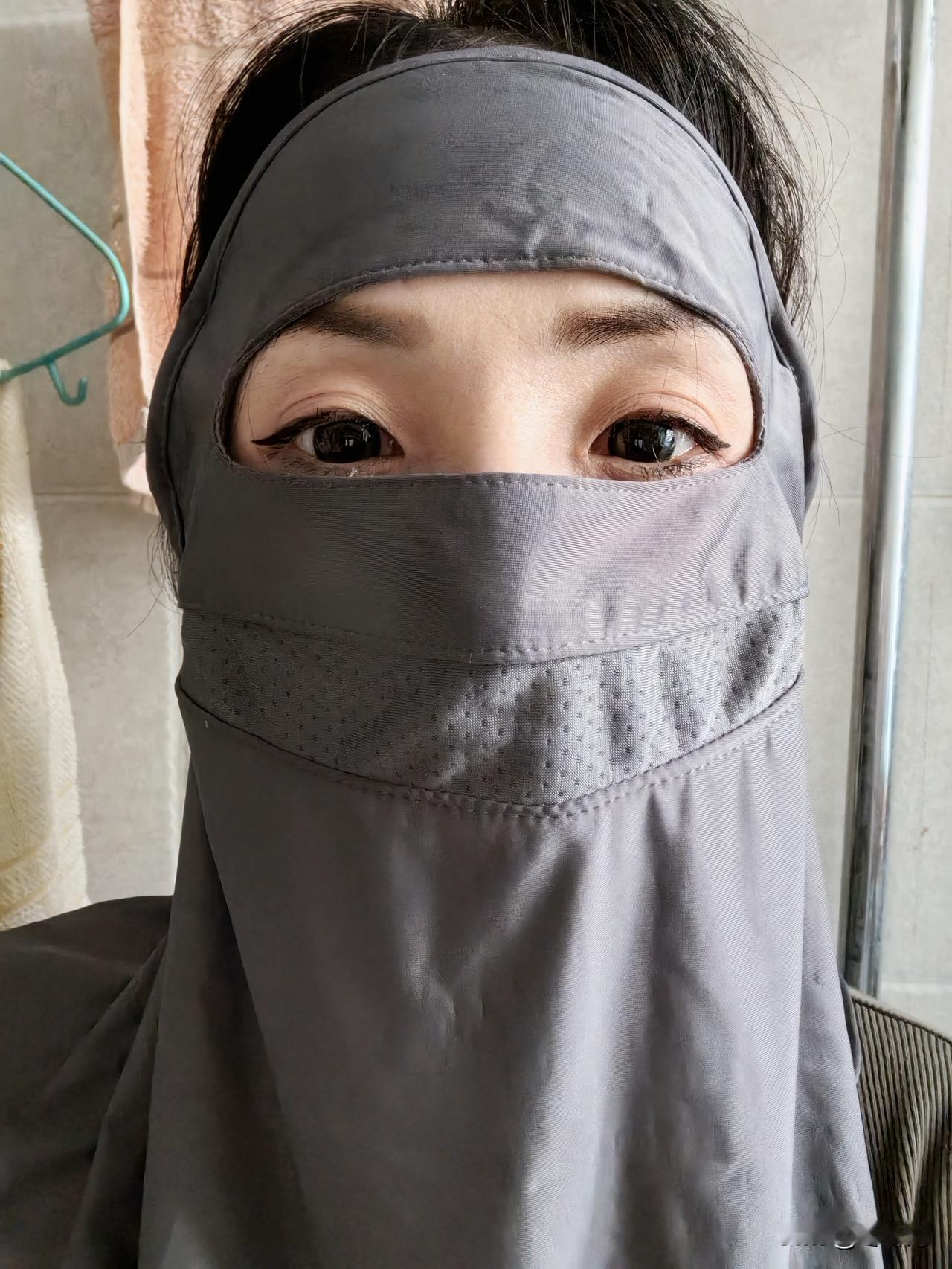 新买了个防晒面罩。看着很舒服，戴起来感觉也不错，唯一美中不足的是，对高鼻梁的人不