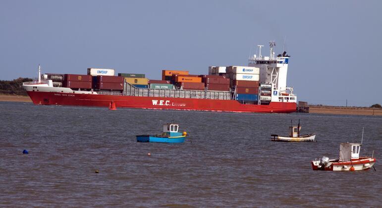 2万名船员，被活活锁死在霍尔木兹海峡！这不是危言耸听，是联合国下属国际海事组织连