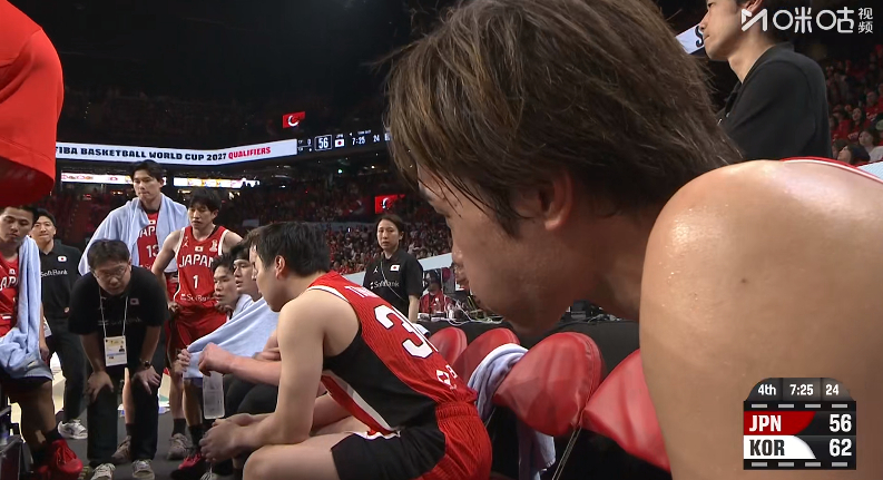 日本队这波可能真要输。日本队连续3次进攻都是拖到12秒才发动进攻的，然后出了机会